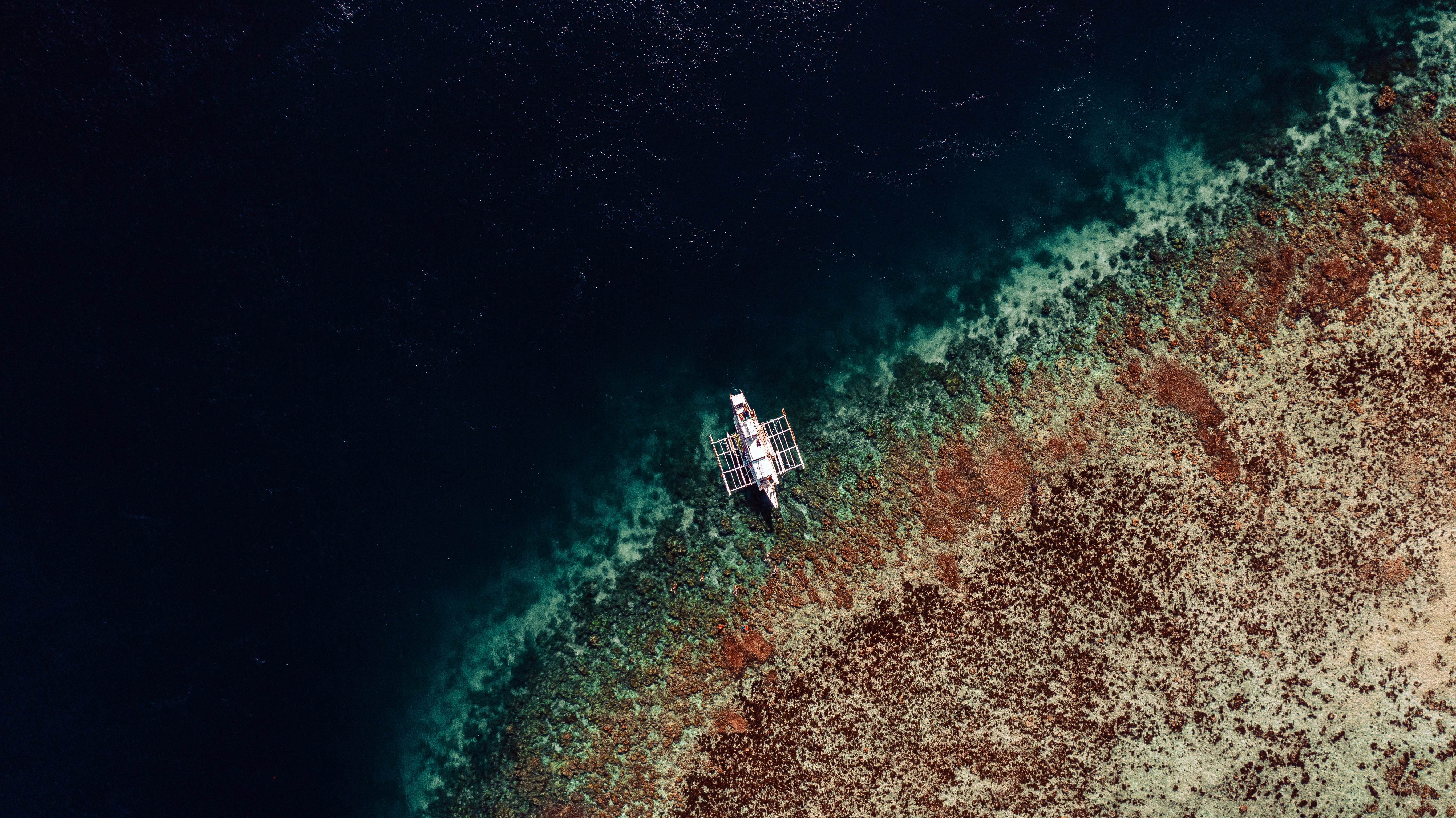Lancha de buceo navegando sobre el océano